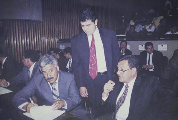 La trayectoria política de Juan Orlando Hernández comenzó en Gracias, su ciudad natal en el departamento de Lempira, donde se vinculó al Partido Nacional en la década de 1990. Durante 15 años, de 1998 a 2013, fue diputado al Congreso Nacional por el departamento de Lempira.