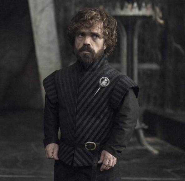 Tyrion Lannister (Peter Dinklage) <br/><br/>Se ha ganado la confianza de Daenerys al tomar el rol de la Mano, pero al percatarse de su relación sentimental con Jon Snow se consternó, posiblemente, por las repercusiones políticas.<br/><br/>Según declaraciones de Peter Dinklage, la historia de su personaje terminará de una hermosa manera, ya sea trágicamente o no.<br/>