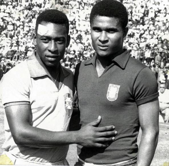 Pelé junto a Eusebio, considerado el mejor jugador portugués de todos los tiempos. El brasileño se enfrentó a él en un Santos-Benfica (3-2 en Brasil, 2-5 en Lisboa) de Copa Intercontinental. ‘O Rei’ marcó seis goles.