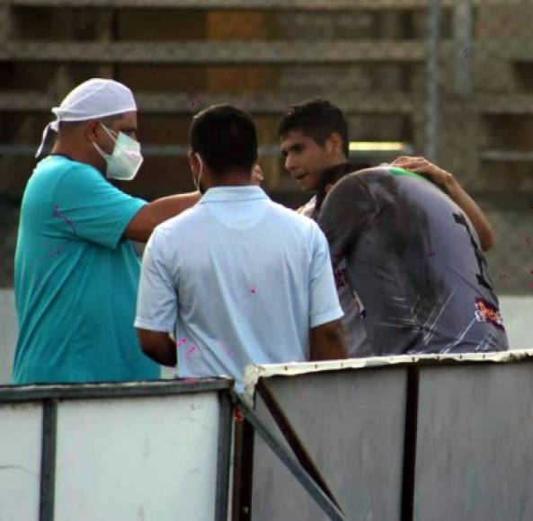 Todo quedó en la cancha. Carlos Pineda y Obed Enamorado se abrazaron tras la bronca. Foto Edgar Witty