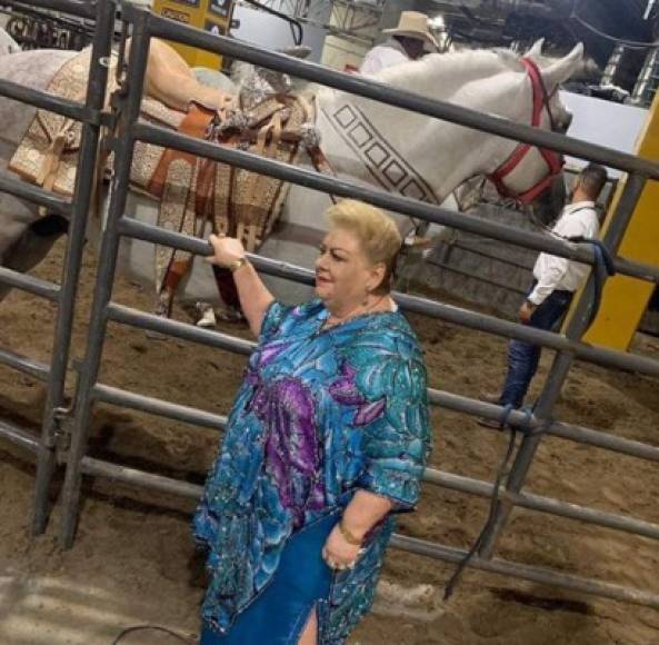 Las carencias que vivía, la falta de oportunidades la forzó a buscar su camino, después de que descubriera su talento en el canto cuando recorría los campos a caballo junto a su hermana.