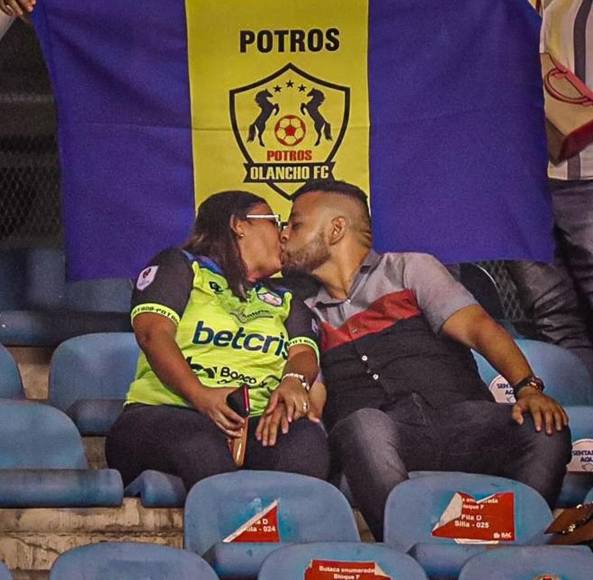 Amor y fútbol en el estadio Olímpico.