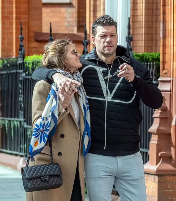 Ballack, de 47 años, fue captado abrazando a su novia Sophia Schneiderhan mientras paseaban por Chelsea, Londres, el barrio que la estrella solía llamar hogar durante sus días de jugador en el equipo blue.