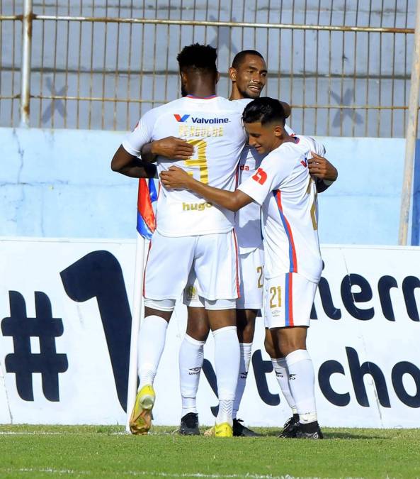 Jorge Benguché y José Mario Pinto felicitaron a su capitán por el gol y llegar a esa cifra histórica.