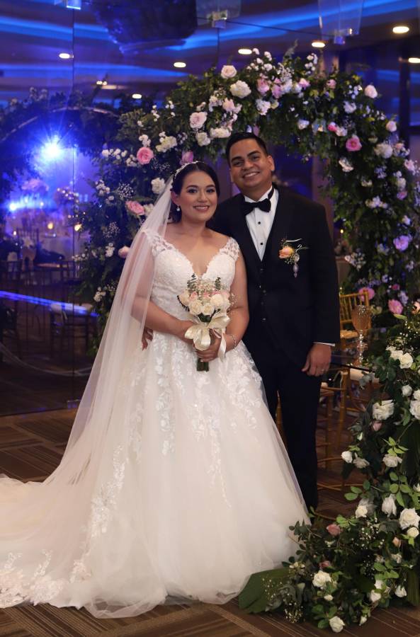 José González y Emy Aguilar contraen matrimonio