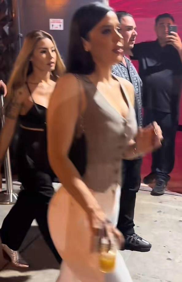 En videos que circulan en redes sociales se puede ver a Coronel Aispuro acompañada de varias personas, entre ellas su abogada, llegando a un conocido restaurante en Lynwood, donde celebró la Independencia de México.