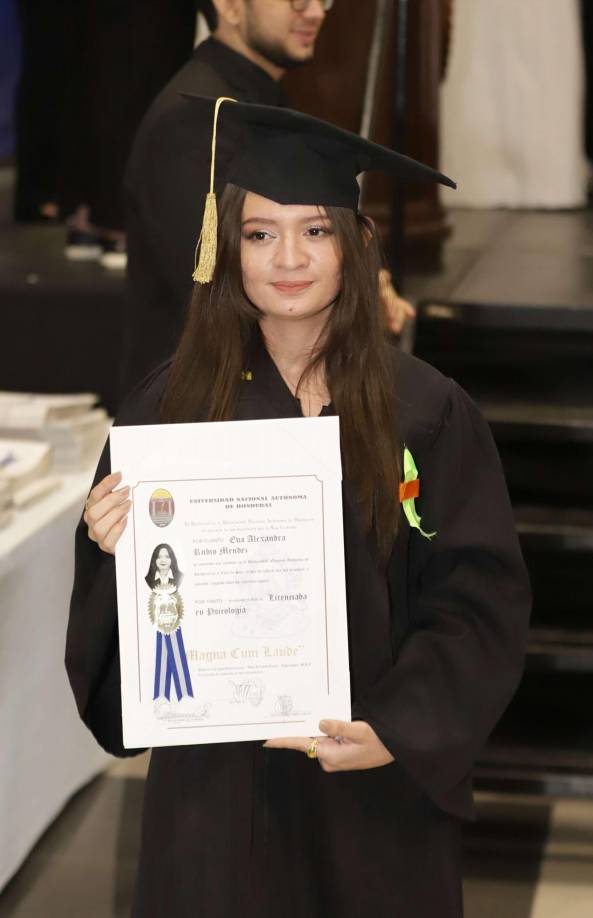 ¡Felices y orgullosos! Así festejan los nuevos egresados de Unah-vs