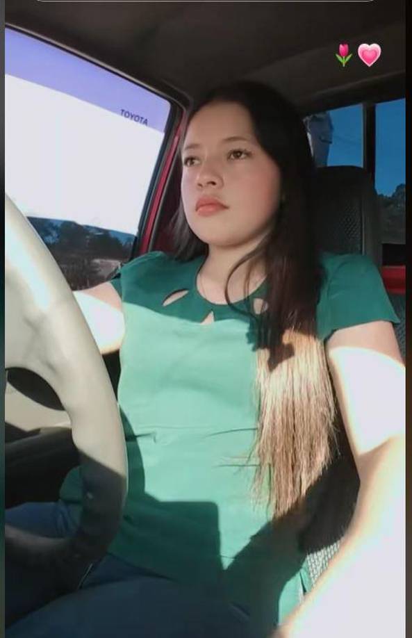 La joven Escarleth solía publicar videos y fotografías en redes sociales mientras conducía. 