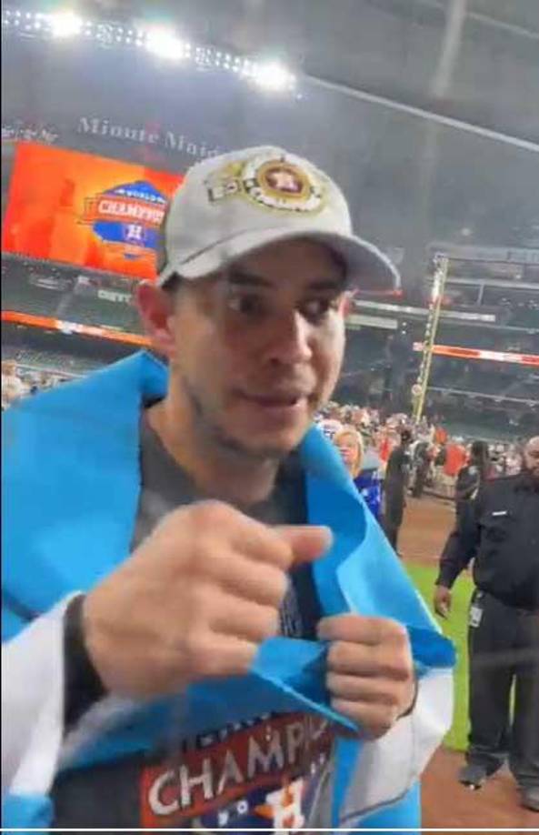 “Primero que nada dedico esto a la gente que estuvo cerca conmigo, también a mi esposa y mi familia. Honduras, tenemos un grandes ligas que ganó la Serie Mundial”, señaló el beisbolista sampedrano.