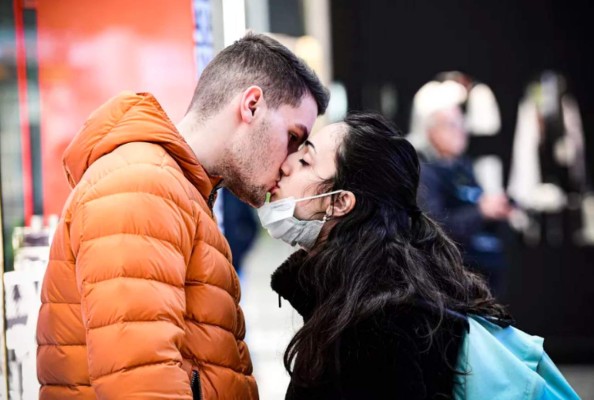 Canadá pide a ciudadanos usar mascarilla durante el sexo para evitar covid-19