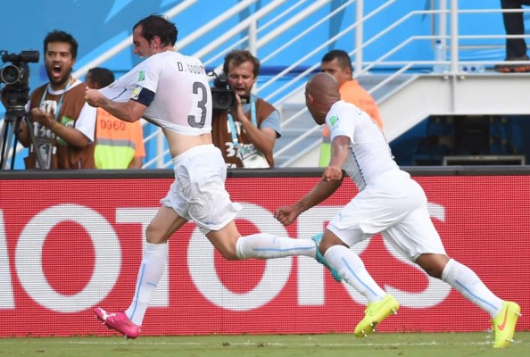 Uruguay se mete a octavos y manda a Italia de regreso a casa