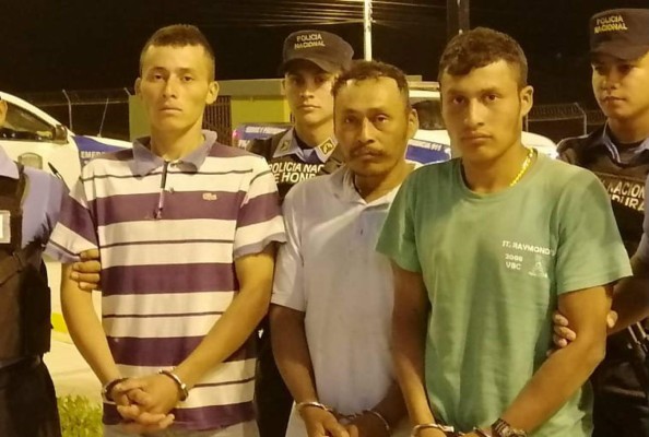 Padre y sus dos hijos son capturados por asesinato de un hombre en Lempira