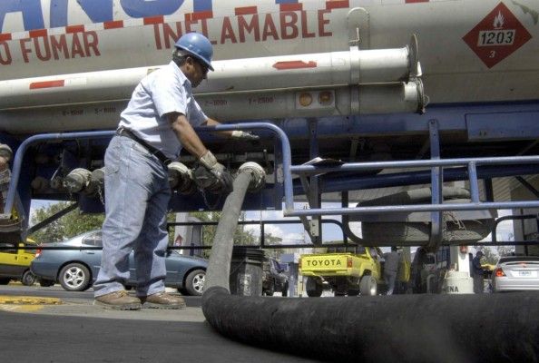 Precio de las gasolinas tendrá leve rebaja el lunes