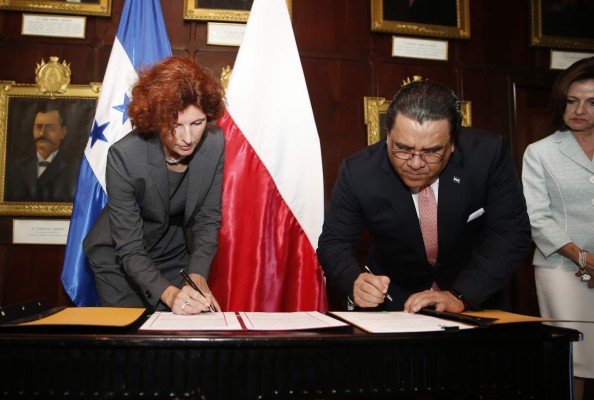 Honduras y Polonia firman memorándum de entendimiento para consultas políticas