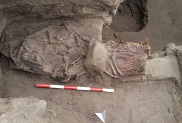 Hallan momia de mujer con 4.500 años de antigüedad en Perú