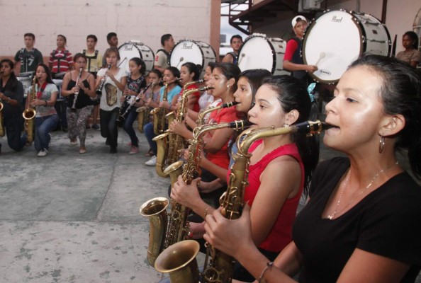 Bandas de guerra listas para poner a bailar a los sampedranos