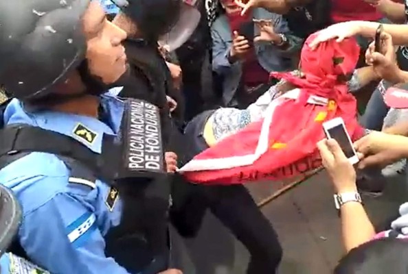Manifestantes de la Alianza hacen 'twerking' a Policías