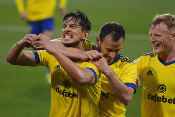 El Cádiz ganó al Valencia un partido marcado por insultos racistas