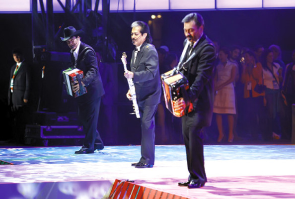 Deslumbra festejo bicentenario