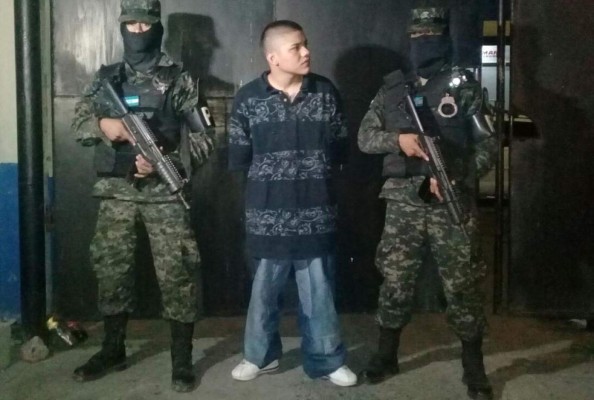 Con armas capturan a dos supuestos pandilleros en San Pedro Sula