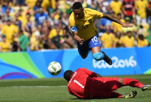 El capitán Neymar choca con el portero 'Buba' López en la jugada del primer gol de la selección de Brasil frente a Honduras en el estadio Maracaná.