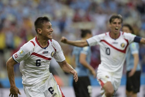 Costa Rica firma una gran remontada y sorprende a Uruguay