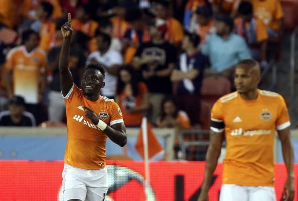 Alberth Elis marca su quinto gol con el Houston Dynamo, pero se lesiona