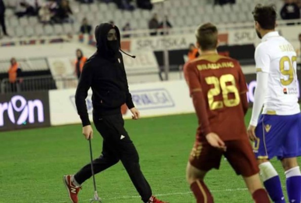 Aficionado se mete a partido encapuchado y armado para agredir al árbitro