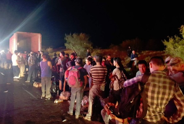 México: Rescatan a hondureños y otros migrantes que pasaron 20 horas dentro de un tráiler