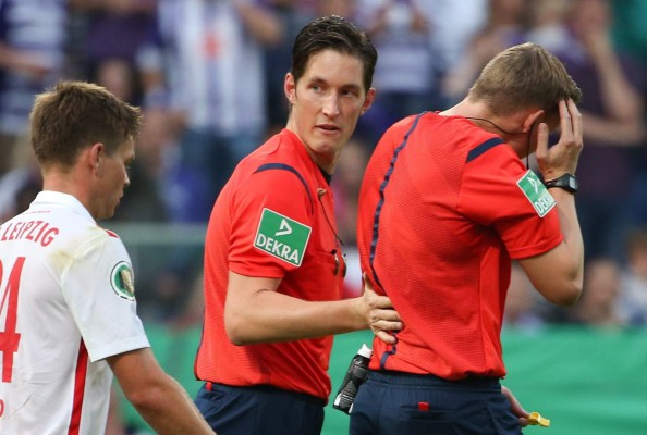 Interrumpen un partido por agresión al árbitro