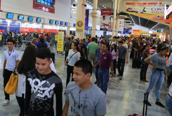 Viajeros piden que alza de tasa de salida se refleje en mejoras en las terminales aéreas