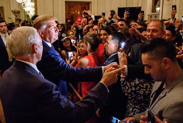 El círculo e Trump sale a su rescate en medio de escándalo ucranianio