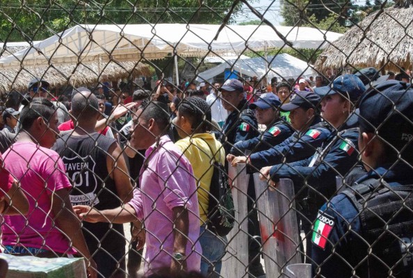 Migrantes agreden a policías mexicanos por detención de hondureño