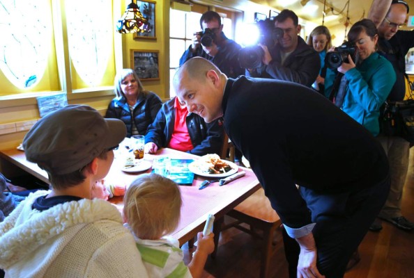 US Independent presidential candidate Evan McMullin, greets dinners and supporters at Ruth's Diner on November 1, 2016 in Salt Lake City, Utah.Polls show McMullin in a tie with US Republican presidential candidate Donald Trump in Utah. / AFP PHOTO / GEORGE FREY