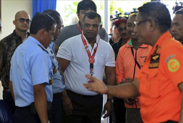 El responsable de AirAsia, Tony Fernandes (c), a su llegada al centro de gestión de la operación de rescate montado en Pangkalan Bun, Borneo Central (Indonesia) hoy. EFE