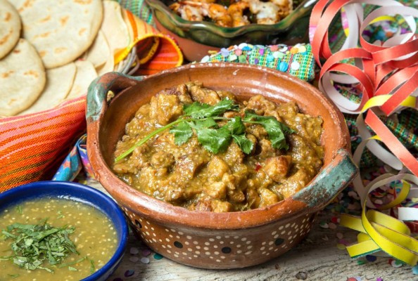 Cazuela de chicharrón en salsa verde  