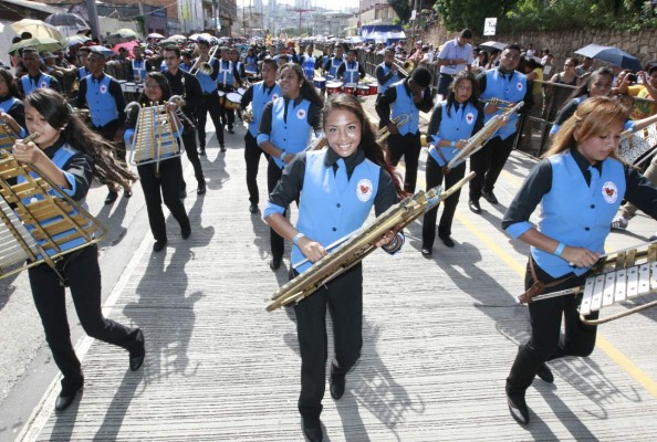 Algarabía, aplausos y fervor cívico inundan Tegucigalpa