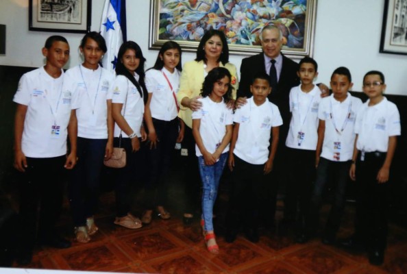 Ni una cirugía detuvo sueño de niño diputado