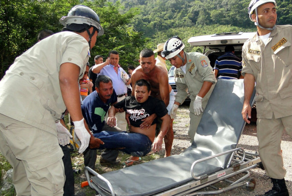 Se accidenta familia: Un muerto y 8 heridos