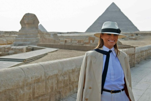 Una sonriente Melania se despide de África visitando las pirámides de Egipto