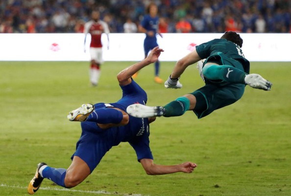 Video: Pedro sufre una conmoción cerebral tras brutal choque con portero