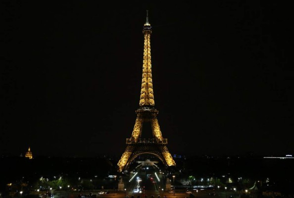 Video: Un trozo de escalera de la torre Eiffel será subastado