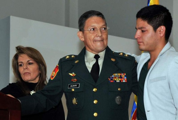 A US Marine stands guard outside the West Wing, indicating that US President Donald Trump is in the Oval Office, at the White House in Washington, DC, October 7, 2020. - President Donald Trump has been free of Covid-19 symptoms for 24 hours and has not had a fever in four days, his doctor said October 7, 2020. (Photo by SAUL LOEB / AFP)
