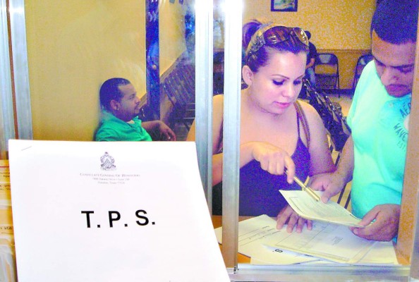 Amplían horarios en Estados Unidos para ayuda en reinscripciones al TPS