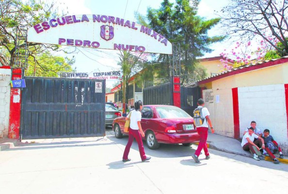 Estudiantes se toman la Pedro Nufio contra la alfabetización