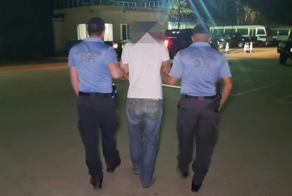 Capturan a taxista por supuestamente atracar a mujeres