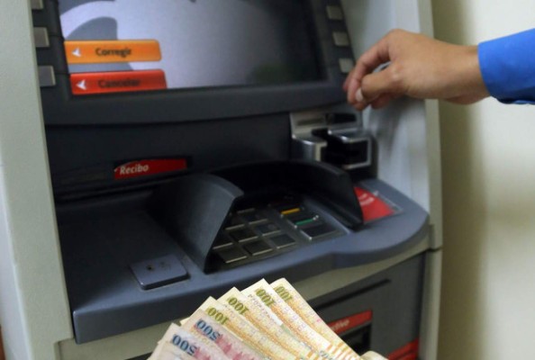 Rechazan aumento de cuatro lempiras a cobro por retiro en los cajeros automáticos