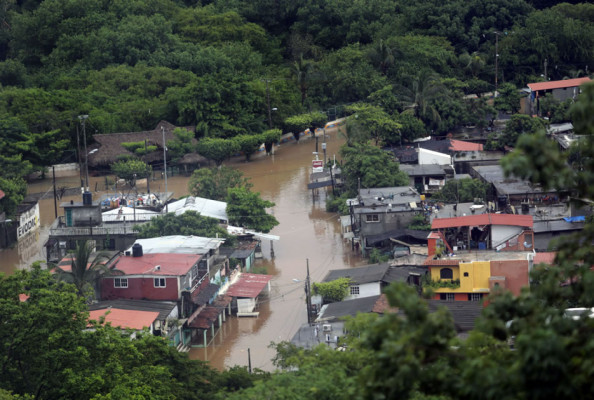 Un puente aéreo de emergencia comienza a volar hacia Acapulco