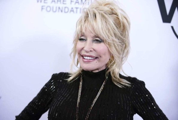 Dolly Parton dio un millón de dólares para financiar la vacuna contra el Covid-19