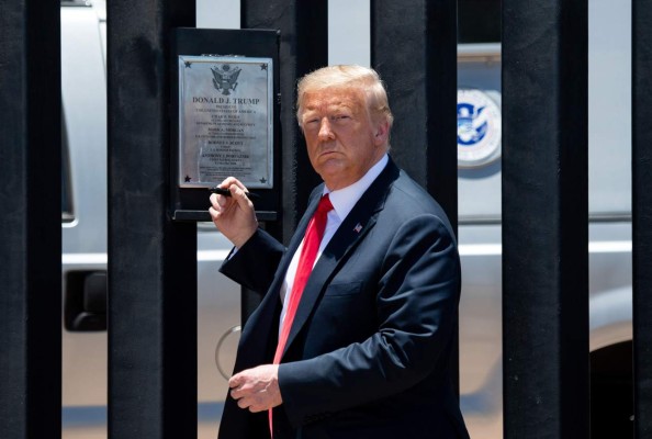 Trump firma su muro con México y afirma que 'frenó la COVID' pese al repunte en EEUU﻿